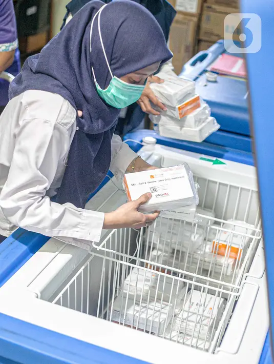 Petugas kesehatan membongkar kotak vaksin Covid-19 buatan Sinovac Biotech Ltd. di Puskesmas Cilincing, Jakarta, Rabu (13/1/2021). Pemprov DKI akan menggelar vaksinasi di 453 fasilitas kesehatan DKI Jakarta dengan jumlah dosis vaksin sebanyak 39.200 vaksin. (Liputan6.com/Faizal Fanani)