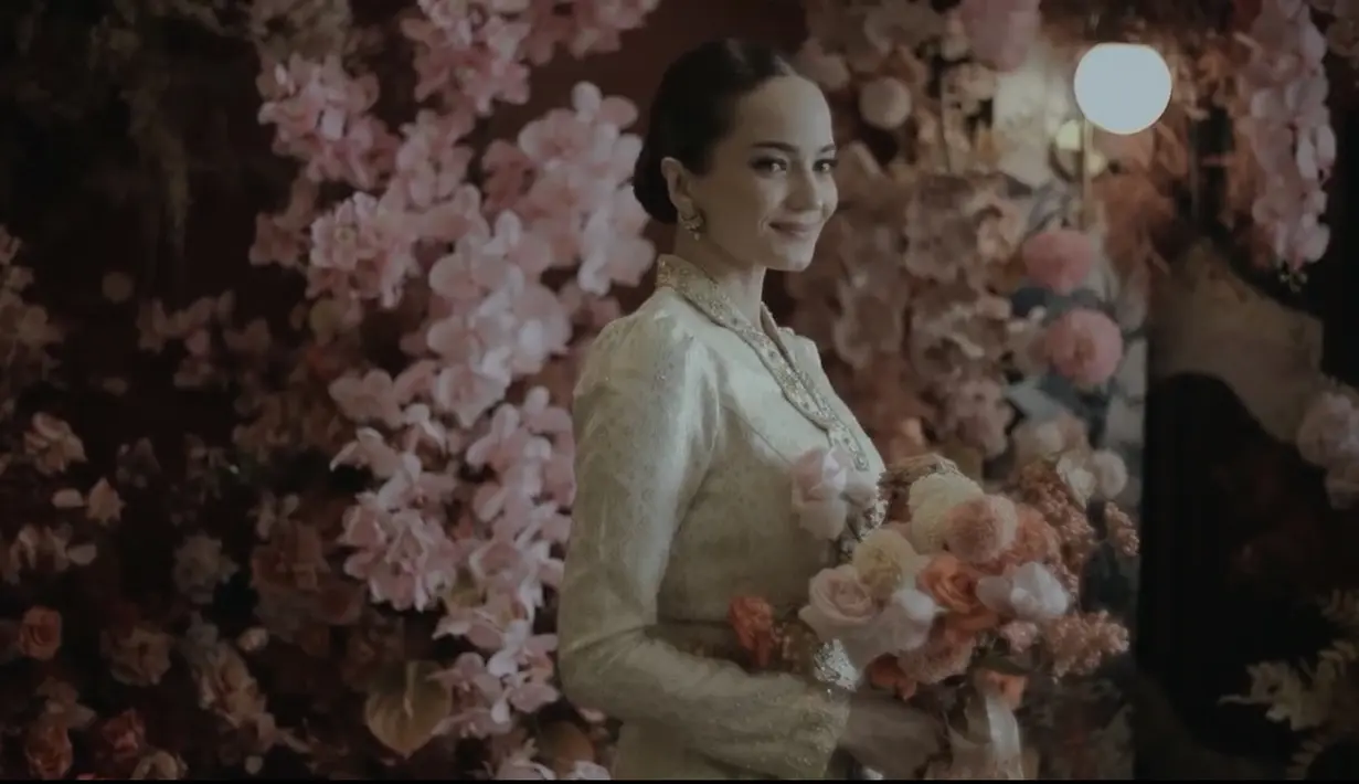 Enzy tampil cantik di momen lamaran. Acara ini juga tak terendus media. Bahkan, lamaran ini juga berbarengan dengan sahabatnya, Jessica Mila pada 29 Mei 2023. [Instagram/enzystoria]