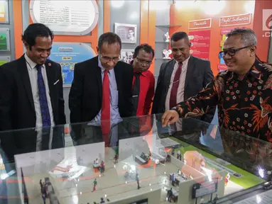 Ketua KPU Republik Indonesia Arief Budiman (kanan) memberikan penjelasan kepada Presiden Komisaris KPU Timor Leste Alcino De Aralijo Baris (ketiga kanan) bersama jajarannya di gedung KPU, Jakarta, Rabu (22/11). (Liputan6.com/Faizal Fanani)