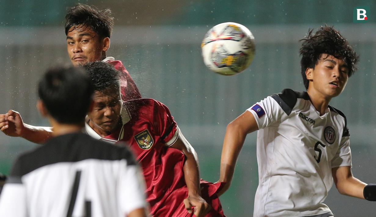 <p>Pemain Timnas Indonesia U-17, Muhammad Nabil Asyura (tengah) menyundul bola ke gawang Timnas Guam U-17 dalam pertandingan Grup B Kualifikasi Piala Asia U-17 2023 yang berlangsung di Stadion Pakansari, Bogor, Senin (3/10/2022). (Bola.com/Bagaskara Lazuardi)</p>
