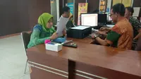 Ayu, warga Lampung yang sedang berada di Kota Palembang mengalami penjambretan ponsel, usai membuka aplikasi Google Maps (Liputan6.com / Nefri Inge)