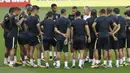 Pelatih Brasil, Tite, memberikan arahan kepada anak asuhnya saat sesi latihan jelang laga kualifikasi piala dunia 2018 di Porto Alegre, Brasil, Selasa (29/8/2017). Brasil akan berhadapan dengan Ekuador. (AP/Andre Penner)