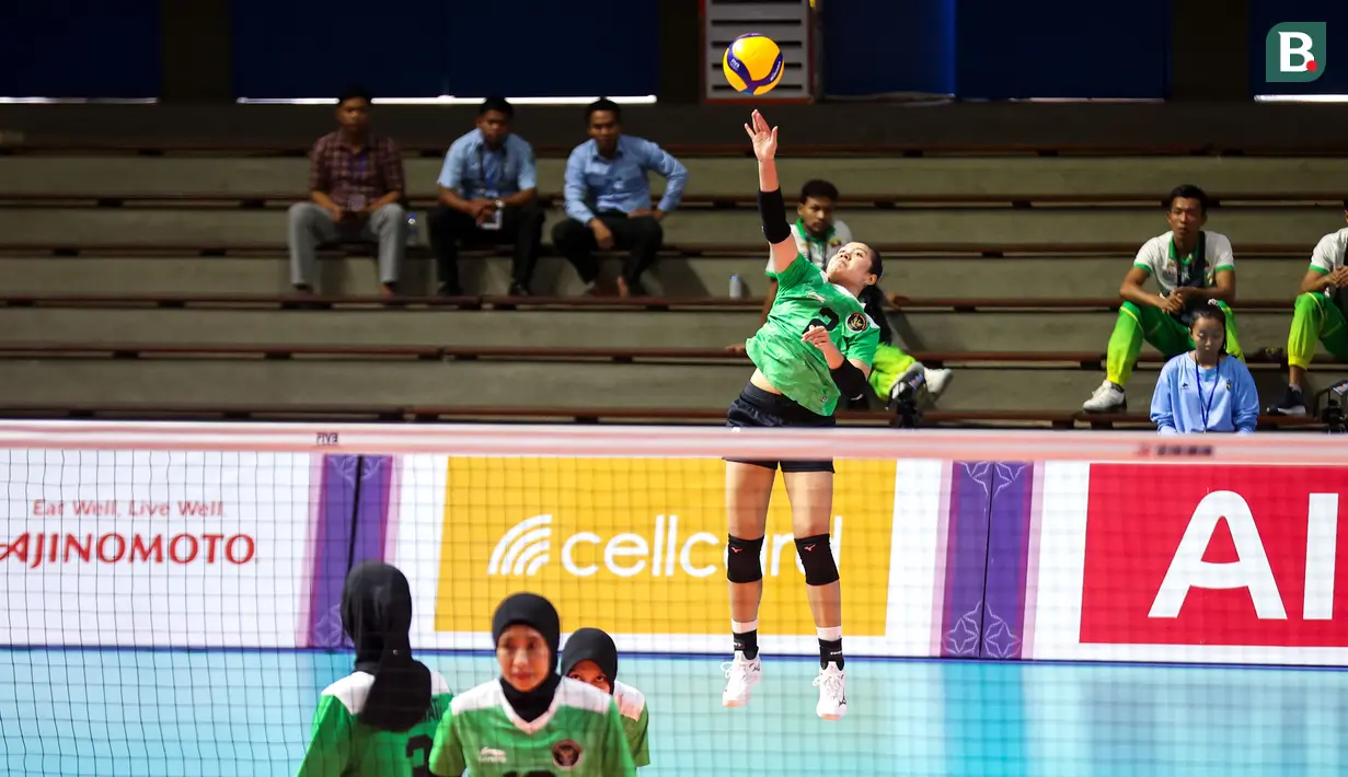 Pemain Timnas Bola Voli Putri Indonesia, Ratri Wulandari melakukan servis pada laga lanjutan Grup A Bola Voli Putri SEA Games 2023 melawan Myanmar di Olympic Complex Indoor Stadium, Phnom Penh, Kamboja, Kamis (11/5/2023). Ratri berhasil mencetak total 19 poin, dimana sebanyak 13 angkanya ditorehkan melalui situasi bola servis. (Bola.com/Abdul Aziz)
