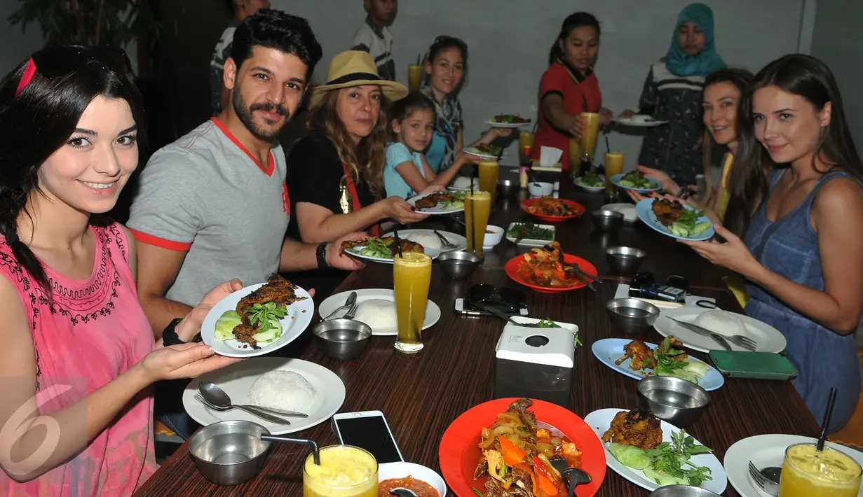 Para pemain serial ‘Elif’ menikmati makan siang di salah satu resto yang cukup terkenal di Bali, Selasa (25/8/2015). Usai mengisi acara puncak HUT SCTV ke-25, para bintang Elif itu melanjutkan perjalanan berliburnya ke Bali. (Liputan6.com/Herman Zakharia)