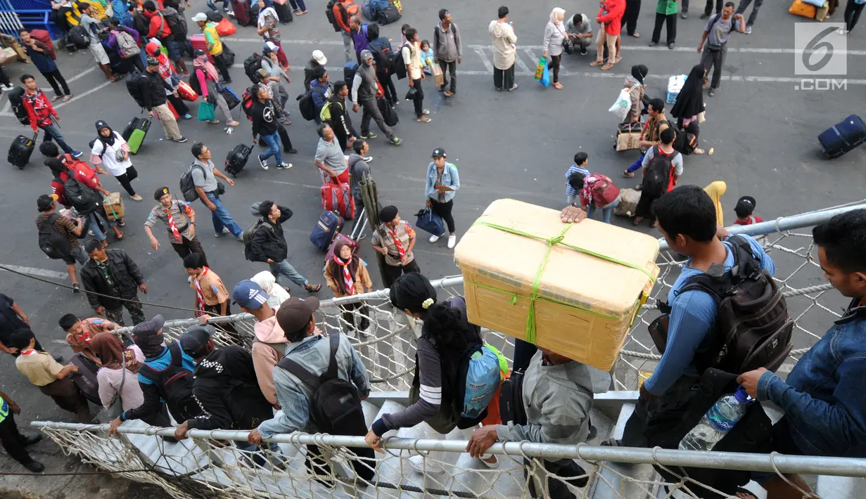 Pemudik turun dari KM Labobar setibanya di Pelabuhan Tanjung Perak, Surabaya, Jawa Timur, Jumat (31/5/2019). Pelindo III memprediksi puncak mudik angkutan laut Lebaran 2019 yang masuk ke Jawa Timur akan terjadi pada H-3 atau Minggu, 2 Juni. (merdeka.com/Dwi Narwoko)