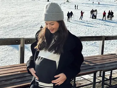 Ini adalah potret Jessica Mila berfoto di Hakuba, Jepang. Berpose sembari pamer baby bump, Jessica Mila dipuji cantik. OOTD simpel dan nyaman untuk bumil, sangat cocok dikenakan oleh Jessica Mila. Sejak menikah dan mengandung, tak sedikit netizen dan rekan selebriti memuji bintang sinetron Ganteng-Ganteng Serigala ini semakin pancarkan pesonanya. (Liputan6.com/IG/@jscmila)