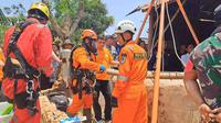 Proses evakuasi kakek yang tewas di dalam sumur di Tuban. (Adirin/Liputan6.com)