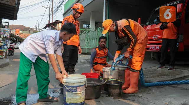 Warga Cilandak Timur Antre Air Bersih di Tengah Kekeringan