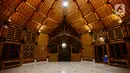 Umat Muslim berada di dalam Masjid yang terbuat dari bambu bernama Saka Buana di Kecamatan Kragilan, Kabupaten Serang, Banten, Rabu (20/5/2020). Dengan komposisi 60% struktur bangunan masjid bernama Saka Buana tersebut menggunakan material dari bambu. (merdeka.com/Imam Buhori)
