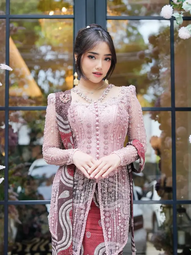 8 Potret Beda Gaya Kebaya Fuji An saat Lamaran, Akad, dan Resepsi Sang Kakak Frans Faisal yang Bisa Jadi Inspirasi