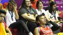 Agnes Monica dan kekasihnya, Wijaya  kompak mengusap rambut sebelum laga IBL antara Stadium Jakarta vs CLS Knight di Hall A Senayan, Jakarta, Rabu (13/1/2016). (Bola.com/NIcklas Hanoatubun)