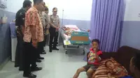 Kapolda Sumsel menjenguk Novianti, Gilang dan Genta di RS Bhayangkara Palembang (Liputan6.com/Nefri Inge)