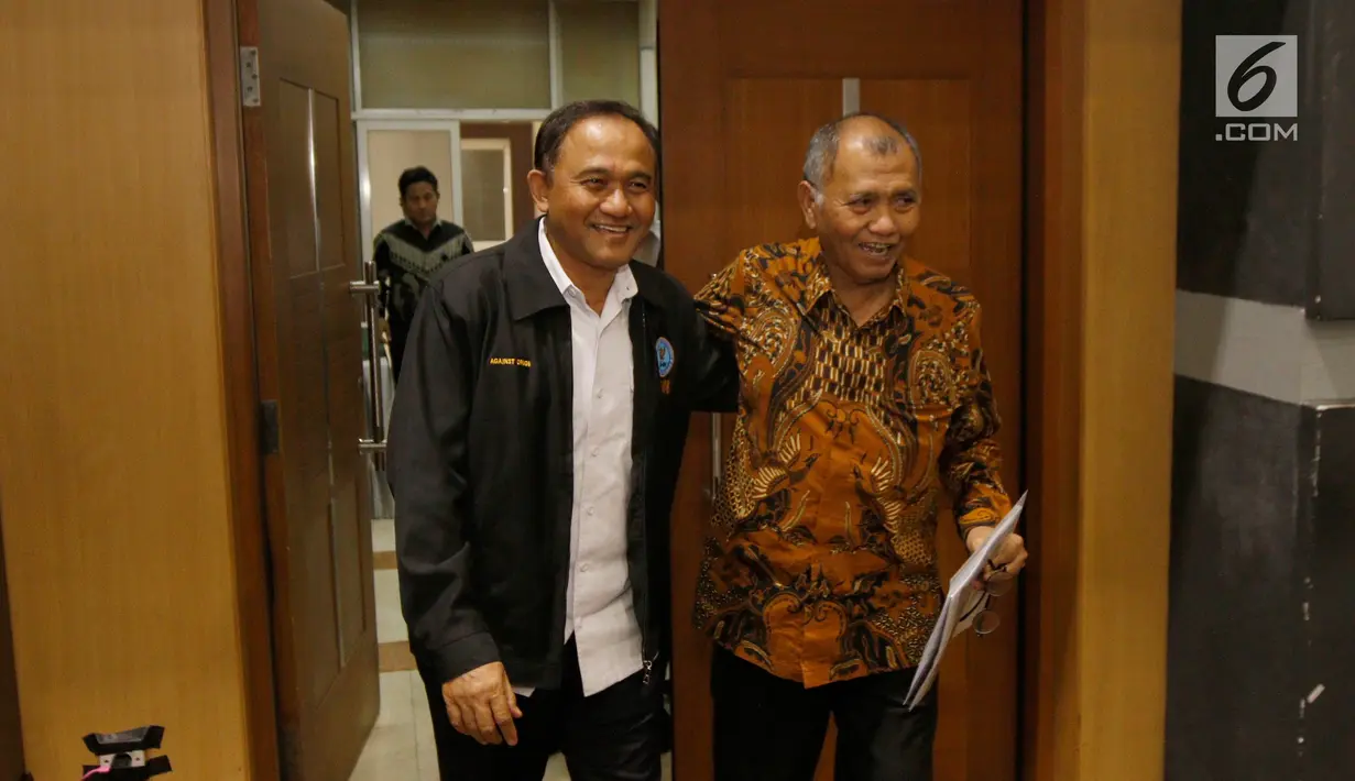 Ketua KPK Agus Rahardjo (kanan) bersama Ketua BNN Heru Winarko saat akan mengikuti rapat bersama Komisi III DPR di Kompleks Parlemen, Jakarta, Rabu (12/6/2019). Rapat tersebut membahas Rencana Kerja dan Anggaran (RKA) K/L Tahun Anggaran 2020. (Liputan6.com/JohanTallo)