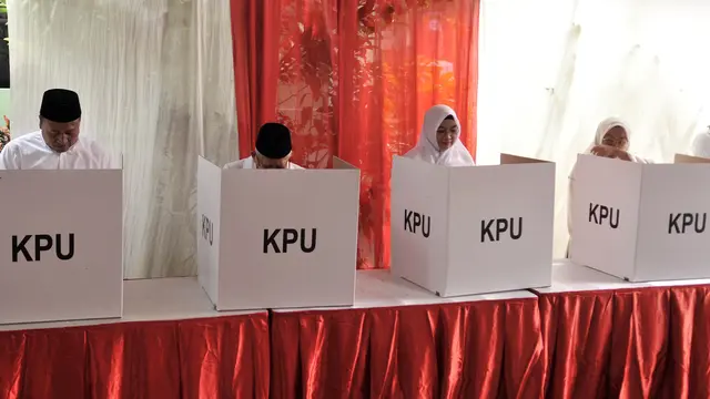 Didampingi Istri dan Keluarga Ma’ruf Amin Gunakan Hak Suaranya di TPS 051 Koja