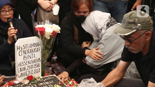 Prosesi Pemakaman Mak Nyak Si Doel Diwarnai Isak Tangis