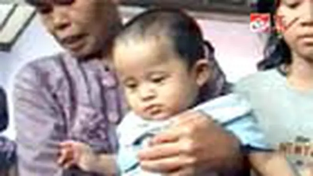 Bayi laki-laki berumur sekitar tujuh bulan dibuang orangtuanya ke depan WC umum di Kampung Kebon Paya, Kelurahan Margahayu, Bekasi Timur, Jabar. Kasus ini masih diselidiki aparat Polsek Metro Bekasi Timur. 