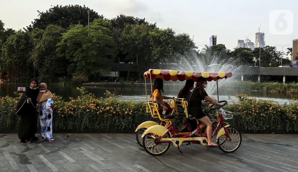 Warga bersepeda saat berlibur di salah satu mal di Jakarta, Sabtu (15/5/2021). Libur Lebaran dimanfaatkan sebagian warga Jakarta yang tidak dibolehkan mudik untuk berekreasi ke mal. (Liputan6.com/Johan Tallo)