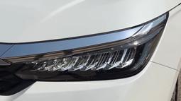 Sektor penerangan depan masih menggunakan lampu yang sama. Teknologi LED multireflector memberikan penerangan mumpuni kala berkendara di malam hari. LED DRL serta sein LED juga masih dipertahankan di versi facelift ini. (Source: YouTube/Badass Ritz)