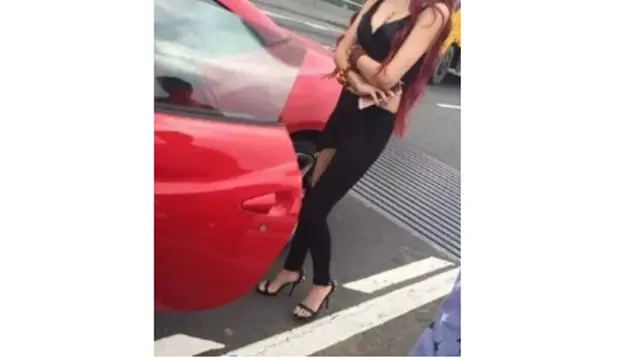 Pengemudi Ferrari ternyata seorang wanita cantik (Sumber Foto: viral4real)