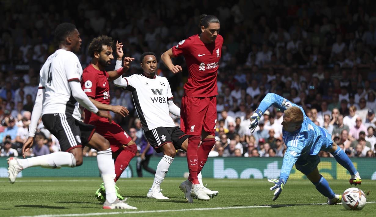 Tak butuh waktu lama bagi Liverpool untuk merespons gol kedua Fulham. Pada menit ke-80 tim tamu kembali menyamakan skor menjadi 2-2 lewat gol Mohamed Salah usai memanfaatkan umpan Trent Alexander-Arnold yang gagal dimaksimalkan oleh Darwin Nunez di depan gawang Marek Rodak. (AP/Ian Walton)