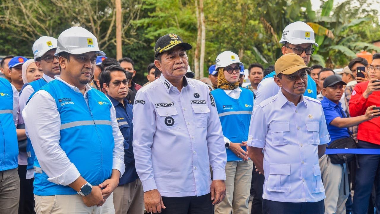 Menteri ESDM Bahlil Lahadalia memastikan listrik masuk di Desa Bandar Jaya, Kabupaten Musi Banyuasin, Sumatera Selatan
