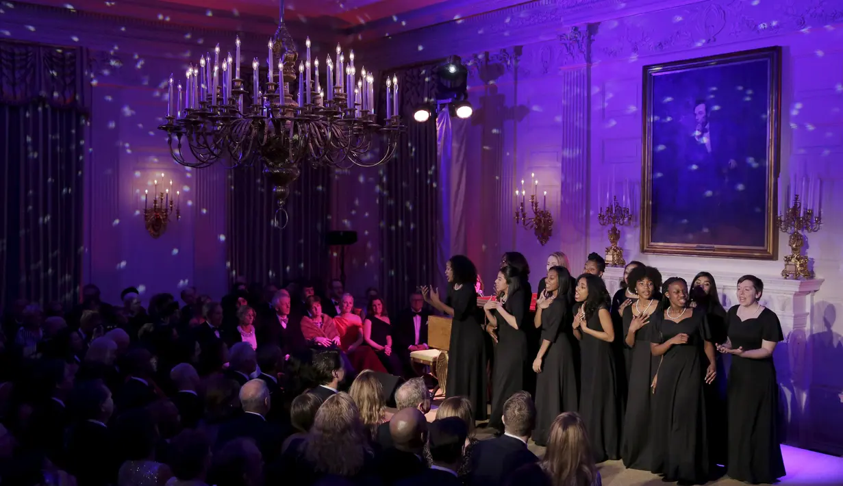 Pertunjukan tarik suara dari Gospel Choir saat menghibur tamu yang hadir saat acara makan malam Perdana Menteri Kanada Justin Trudeau dan istrinya Sophie Gregoire - Trudeau di Gedung Putih di Washington tanggal 10 Maret 2016. (REUTERS / Joshua Roberts)