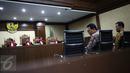 Gubernur DKI, Basuki Tjahaja Purnama bersama stafnya, Sunny Tanuwidjaja menjadi saksi sidang terdakwa Mohamad Sanusi di Pengadilan Tipikor, Senin (4/9). Ahok menjadi saksi atas kasus dugaan suap raperda tentang reklamasi. (Liputan6.com/Faizal Fanani)