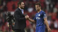 Pelatih Chelsea, Frank Lampard (kiri) berjabat tangan dengan bek Cesar Azpilicueta  usai pertandingan melawan MU pada pertandingan perdana Liga Inggris di Old Trafford  (11/8/2019). MU menang telak 4-0 sekaligus menjadi mimpi buruk bagi debut Frank Lampard bersama Chelsea. (AFP Photo/Oli Scarff)