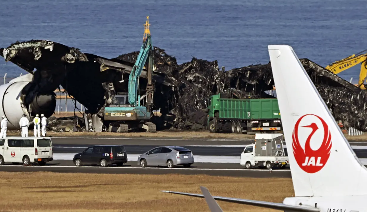 Dalam insiden itu, seluruh penumpang Japan Airlines yang berjumlah 379 orang dievakuasi sebelum pesawat itu ludes dilalap api, seperti dilansir dari AFP, Jumat (5/1/2024). (Kyodo News via AP)