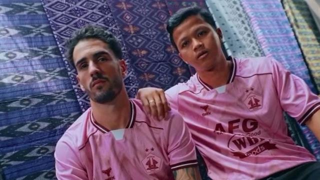 Jersey Ketiga Persik Kediri