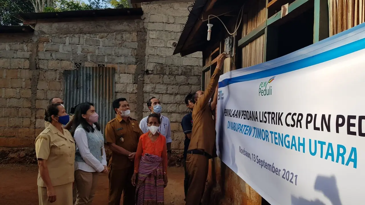 PT PLN (Persero) menyalurkan bantuan senilai Rp 1,25 miliar untuk menyambungkan listrik gratis ke 1.373 keluarga di NTT. (Dok PLN)
