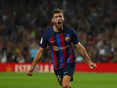 Bek Barcelona Sergi Roberto berselebrasi setelah mencetak gol kedua untuk timnya ke gawang Athletic Bilbao pada pekan ke-11 Liga Spanyol 2022/2023 di Camp Nou, Senin dini hari WIB (24/10/2022). Barcelona meraih kemenangan meyakinkan 4-0 atas Athletic Bilbao. (AP Photo/Joan Monfort)