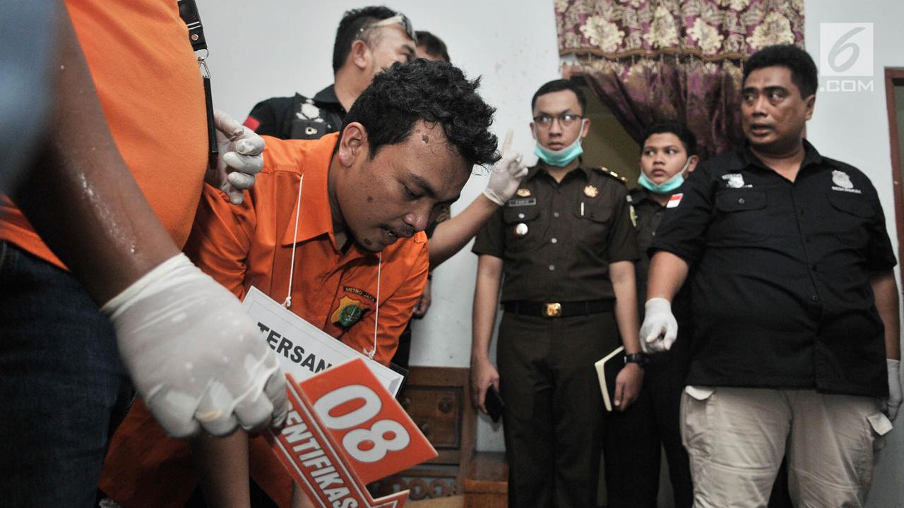 Rekonstruksi Pembunuhan Satu Keluarga di Bekasi