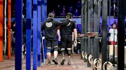 Kedua peserta berjalan bersama saat mengikuti kompetisi final CrossFit "Game of Heroes" di Kiev, Ukraina (24/12). (AFP/Sergei Supinsky)