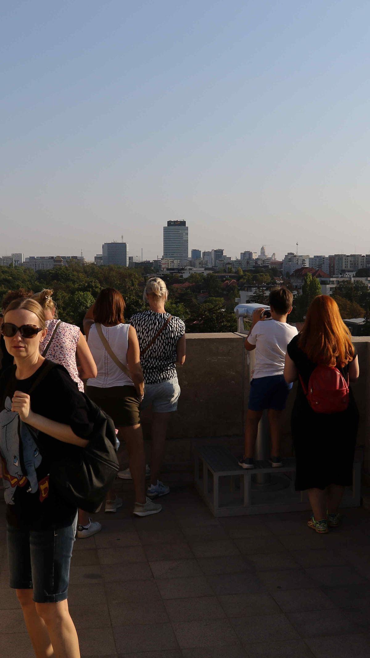 Di atas bangunan ini, wisatawan akan disambut dengan&nbsp;pemandangan indah Kota Bucharest yang eksotis.