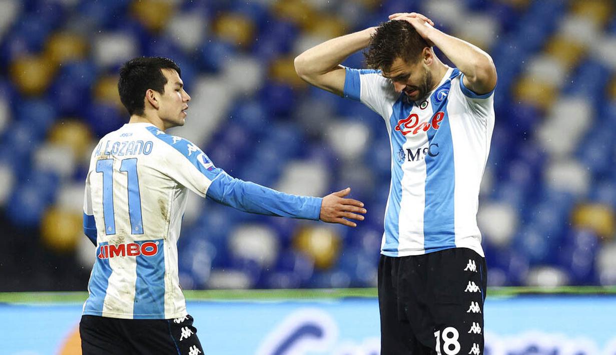 Pemain Napoli, Fernando Llorente dan Hirving Lozano, tampak kecewa usai ditaklukkan Spezia pada laga Liga Italia di Stadion Diego Armando Maradona, Rabu (6/1/2021). Napoli takluk dengan skor 1-2. (Alessandro Garofalo/LaPresse via AP)