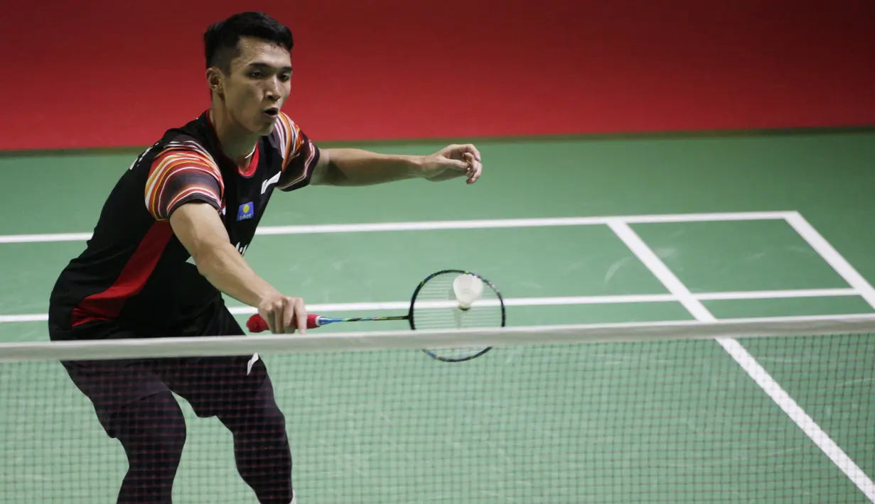 Tunggal putra Indonesia, Jonatan Christie, berusaha mengembalikan kok saat melawan Chou Tien Chen pada laga Indonesia Open 2019 di Istora Senayan, Jakarta, Jumat (19/7). Jojo kalah 21-16, 18-21 dan 14-21. (Bola.com/Vitalis Yogi Trisna)
