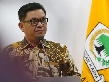 Ketua DPP Partai Golkar Ace Hasan Syadzily memberi keterangan pers terkait pemberhentian dan pengisian jabatan di Jakarta, Selasa (19/3). Erwin Aksa diberhentikan dari Ketua Bidang Koperasi dan UKM DPP Partai Golkar. (Liputan6.com/Johan Tallo)