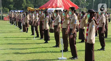 Anggota Pramuka mengikuti apel di Taman Rekreasi Wiladatika, Cibubur, Jakarta, Rabu (28/10/2020). Peringati Sumpah Pemuda ke-92, Kwartir Nasional Gerakan Pramuka menggelar apel kesiapsiagaan pramuka penanggulangan covid-19. (Liputan6.com/Herman Zakharia)