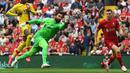 Alisson Becker menjadi kiper dengan efisiensi umpan jarak jauh sebesar 64,2%. Ia telah melesatkan 208 umpan jauh sukses dari 324 percobaannya. Assistnya untuk Mohamed Salah saat melawan Norwich City pada musim ini adalah contoh umpan jarak jauhnya yang efektif. (AFP/Paul Ellis)