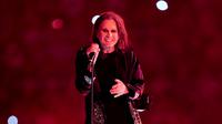 Bintang rock Ozzy Osbourne tampil dalam upacara penutupan Commonwealth Games di Alexander Stadium, Birmingham, Inggris, 8 Agustus 2022. Osbourne yang tidak tampil live sejak 2017 ketika Black Sabbath mengakhiri tur terakhir mereka di Birmingham, sedang memulihkan diri dari operasi besar pada tulang belakangnya pada bulan Juni. (David Davies/PA via AP)