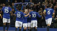 Steven Naismith mendapatkan selamat dari rekan-rekannya usai mencetak gol ketiga untuk Everton (REUTERS/Andrew Yates 0