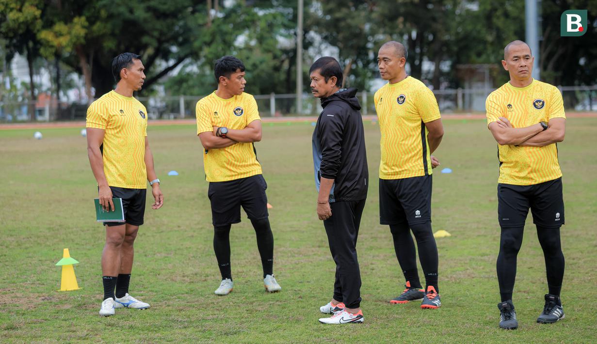 Pelatih Timnas Indonesia U-22 saat sesi latihan jelang laga melawan Myanmar pada laga terakhir Grup C SEA Games 2025. (Bola.com/Bagaskara Lazuardi)