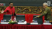 Sekjen PDI Perjuangan Hasto Kristiyanto (kiri) bersama Koordinator Bidang Politik dan Keamanan PDI Perjuangan Aria Bima bersiap mengikuti acara Focus Group Discussion di DPP PDI Perjuangan, Jakarta, Selasa (24/4). (Liputan6.com/JohanTallo)