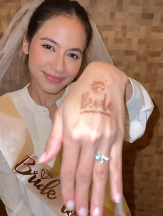 <p>Pevita berpose memperihatkan cincin yang sudah tersemat di jari manisnya. Dalam keteragannya, dia megungkap rasa sayang kepada sahabatnya. "Love my bwuestis to the moon and back ♡" tuturnya. (Foto: Instagram/ pevpearce)</p>