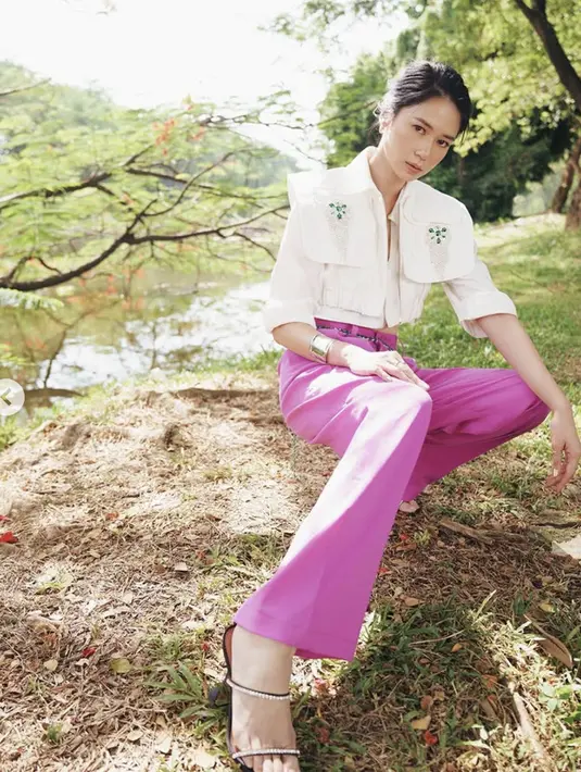 Aksen warna kontras dan sentuhan rhinestone pada kemeja, berhasil hadirkan gaya yang begitu memikat. [Foto: Instagram/ Laura Basuki]