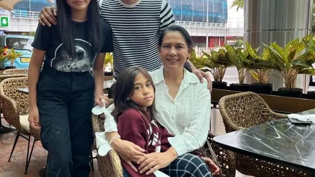 Potret Lydia Kandou bersama putranya, Kenang Mirdad dan dua cucunya. (Foto: Instagram/lydiakandou_)