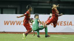 Bek Kalteng Putra FC, Bhudiar Riza, terjatuh usai dilanggar gelandang PSMS Medan, Gusti Sandria,  pada laga Liga 2 Indonesia di Stadion Patriot, Bekasi, Kamis, (9/11/2017). PSMS Medan menang 2-1 atas Kalteng Putra FC. (Bola.com/M Iqbal Ichsan)