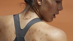 Tanah liat menempel pada punggung petenis asal Spanyol, Garbine Muguruza saat melawan petenis Estonia, Anett Kontaveit pada ajang Prancis Terbuka di Roland Garros stadium, Paris, (31/5/2017). (AP/Petr David Josek)