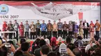 Sejumlah peserta yang memerangi narkoba mendapatkan penghargaan HANI 2017 dalam puncak peringatan Hari Anti-Narkoba Internasional (HANI) di Plaza Tugu Api Pancasila, Taman Mini Indonesia Indah, Jakarta, Kamis (13/7). (Liputan6.com/Faizal Fanani)